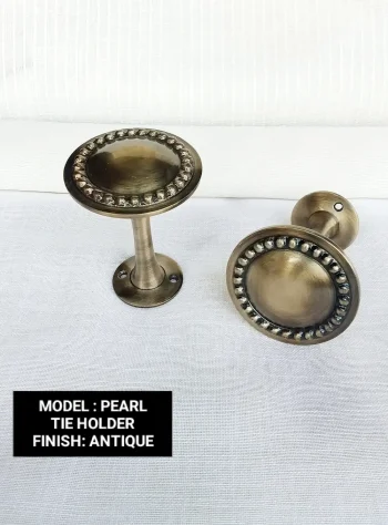 PEARL TIE HOLDER